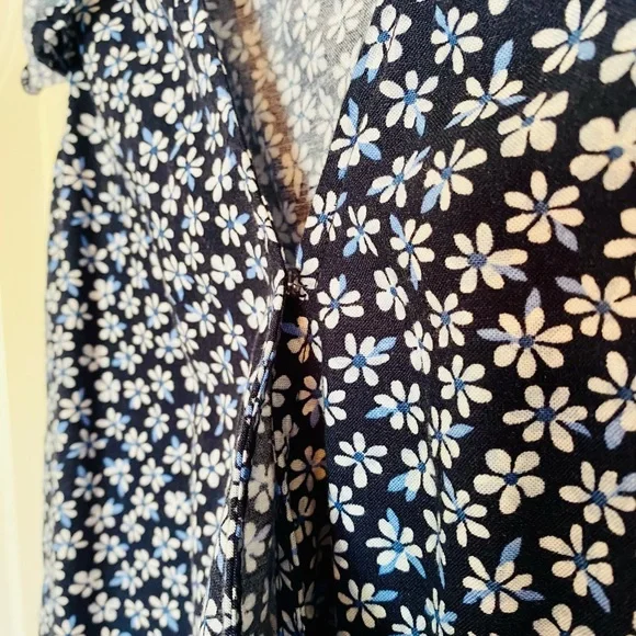 Old Navy Women’s Flutter Sleeve Wrap Top Shirt Dark Blue with Flowers Medium M - Picture 2 of 7